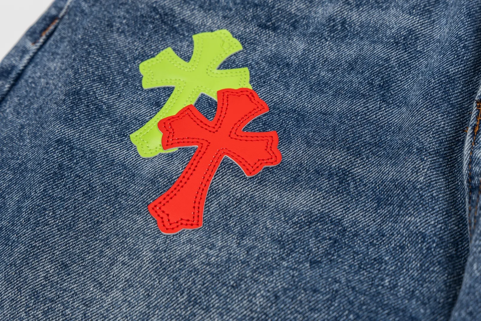 135 CH Crow Heart Blue Pants Red, Black and Green Three-Color Personalized Cross Patch Leather Washed Jeans. The jeans need to be washed before being dismantled and then hand-stitched with sheepskin cross leather and then spliced ​​together. The whole piece has too many craftsmanship to explain. The patchwork cross pattern is embellished, and the high-waisted washed jeans! ! Absolutely Premium luxury product, a god-level single product, a super popular product, made with top heavy industry, a magic weapon not to be missed. Customized hardware, thick fabric, soft after washing, good breathability, customized small leather label, unique design, simple and elegant details, exquisite workmanship, the whole trousers are neatly routed, and the details are in place! It’s so cool that both men and women can easily control the genderless trend! Style number: 2067# Color: Blue Size: 28 30 32 34